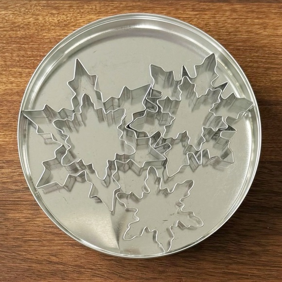 Williams Sonoma Snowflake Decorative Cutters - set of 5 - Picture 3 of 6
